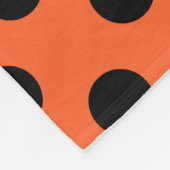 Schwarze Polka-Punkte auf Orange Fleecedecke (Ecke)