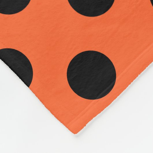Schwarze Polka-Punkte auf Orange Fleecedecke (Ecke)