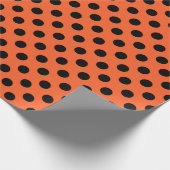 Schwarze Polka-Punkte auf Orange Geschenkpapier (Ecke)