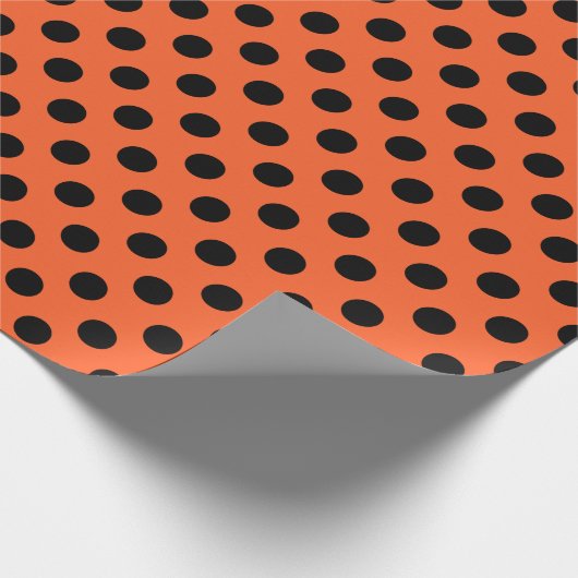 Schwarze Polka-Punkte auf Orange Geschenkpapier (Ecke)
