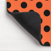 Schwarze Polka-Punkte auf Orange Mousepad (Ecke)