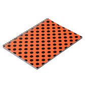 Schwarze Polka-Punkte auf Orange Notizblock (Linke Seite)