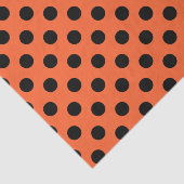 Schwarze Polka-Punkte auf Orange Seidenpapier (Ausschnitt)
