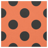 Schwarze Polka-Punkte auf Orange Stoff (Nahaufnahme)
