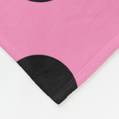 Schwarze Polka-Punkte auf Rosa Fleecedecke (Ecke)