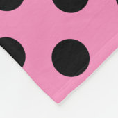 Schwarze Polka-Punkte auf Rosa Fleecedecke (Ecke)