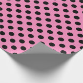 Schwarze Polka-Punkte auf Rosa Geschenkpapier (Ecke)
