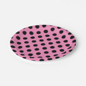Schwarze Polka-Punkte auf Rosa Pappteller (Schrägansicht)