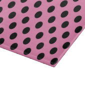 Schwarze Polka-Punkte auf Rosa Schneidebrett (Ecke)