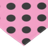 Schwarze Polka-Punkte auf Rosa Tischdecke (Schrägansicht)