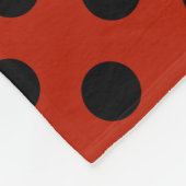 Schwarze Polka Punkte auf rot Fleecedecke (Ecke)