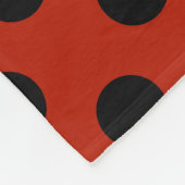 Schwarze Polka Punkte auf rot Fleecedecke (Ecke)