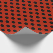 Schwarze Polka Punkte auf rot Geschenkpapier (Ecke)