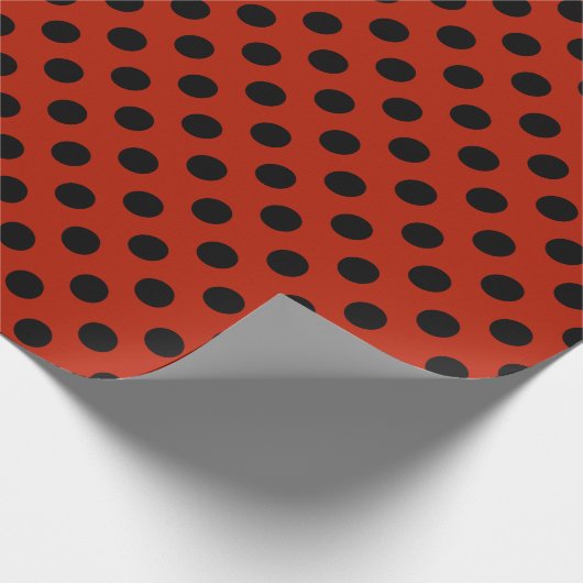 Schwarze Polka Punkte auf rot Geschenkpapier (Ecke)