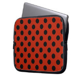 Schwarze Polka Punkte auf rot Laptopschutzhülle (Vorderseite Links)