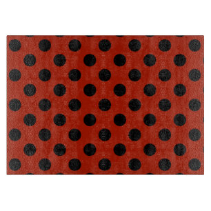 Schwarze Polka Punkte auf rot Schneidebrett