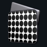 Schwarze Polka Punkte auf Weiß Laptopschutzhülle<br><div class="desc">Fett schwarze Polka Punkte auf einem weißen Hintergrund. Das geometrische Muster wurde von Grund auf erstellt. Digitales Bild. Copyright © 2013 Claire E. Skinner. Alle Rechte vorbehalten.</div>