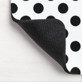 Schwarze Polka Punkte auf weiß Mousepad (Ecke)