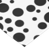 Schwarze Polka Punkte auf Weiß | Tischdecke (Schrägansicht)