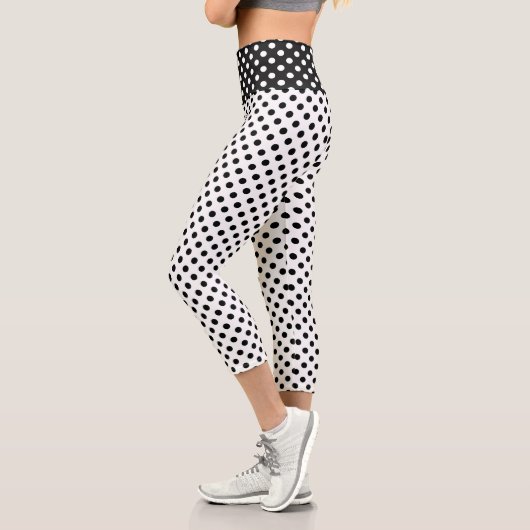 Schwarze Polka Punkte auf weißem Hintergrund Capri Leggings (Links)