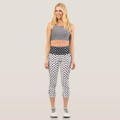 Schwarze Polka Punkte auf weißem Hintergrund Capri Leggings (Vorderseite)