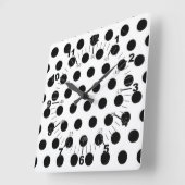 Schwarze Polka Punkte auf weißem Hintergrund Quadratische Wanduhr (Winkel)