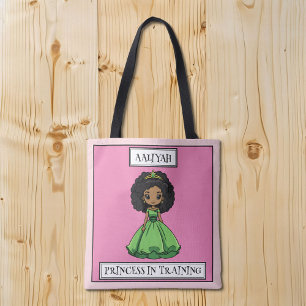Schwarze Prinzessin beim Training des grünen rosa Tasche