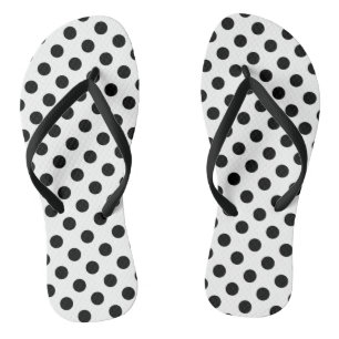 Schwarze Punkte auf Weiß Badesandalen