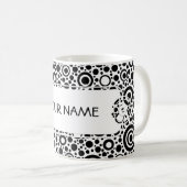 Schwarze Punkte & Kreismuster + Ihr Text & Hinterg Kaffeetasse (VorderseiteRechts)