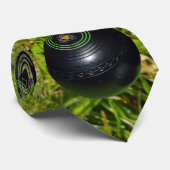 Schwarze Rasenbowle auf grünem Gras, Krawatte (Gerollt)