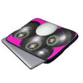 Schwarze Rasenbowle auf Rosa, Laptopschutzhülle (Vorne Knopf)