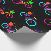 Schwarze Regenbogenbikes farbenfrohe Fahrräder Geschenkpapier (Ecke)