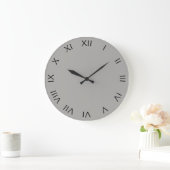 Schwarze römische Zahlen auf dem Gray Wall Clock B Große Wanduhr (Zuhause)