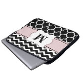 Schwarze rosa Zickzack Monogramm-Laptop-Hülse Laptopschutzhülle (Vorne Knopf)