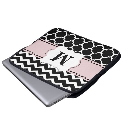 Schwarze rosa Zickzack Monogramm-Laptop-Hülse Laptopschutzhülle (Vorne Knopf)