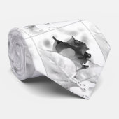 Schwarze Rose auf weißer Krawatte, künstlerisch Krawatte (Gerollt)