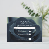 Schwarze Rose Blume Dark Gothic Vibe Wedding RSVP Karte (Stehend Vorderseite)
