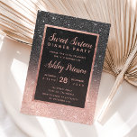 Schwarze Rose Gold Glitzer Typografie Sweet 16 Einladung<br><div class="desc">Moderne,  hübsche schicke und elegante Imitate Rose Gold Glitzer Dusche ombre mit schwarzem Glitzer Farbe Block 16 . Geburtstag Party Einladung mit Rose Gold ombre Muster verblasst auf einem schwarzen Glitzer Hintergrund mit elegantem goldenen Rahmen Perfect für eine 16 . Geburtstag Geburtstagsparty.</div>