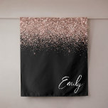 Schwarze Rose Gold Rosa Glitzer Monogram Wandteppich<br><div class="desc">Girly Black and Rose Gold - Blush Pink Sparkle Glitzer Script Monogram Name and Initial Tapestry. Das macht den perfekten 16 Geburtstag,  Hochzeit,  Brautparty,  Jubiläum,  Babydusche oder Junggeselinnen-Abschied Geschenk für jemanden,  der Lieben glamourösen Luxus und schicke Stile.</div>