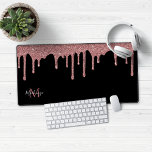 Schwarze Rose Gold Sparkle Glitzer Tropfen Monogra Schreibtischunterlage<br><div class="desc">Girly Black und Rose Gold Sparkle Glitzer Tropfen Monogram Mouse Pad Desk Mat mit unseren trendigen Imitate Glitzer Tropfen in Rosa/Rose Gold auf einem schicken schwarzen Hintergrund. Bitte kontaktieren Sie uns unter cedarandstring@gmail.com ,  wenn Sie Hilfe beim Design oder den passenden Produkten benötigen.</div>