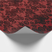 Schwarze Rose und Skulpturen auf Rot Geschenkpapier (Ecke)