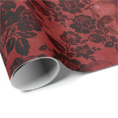 Schwarze Rose und Skulpturen auf Rot Geschenkpapier (Rolleneckpunkt)