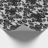 Schwarze Rose und Skulpturen auf Weiß Geschenkpapier (Ecke)