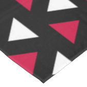 Schwarze, rote und weiße Dreiecke Tischdecke (Schrägansicht)