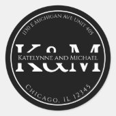 Schwarze runde Rücksendeadresse mit Split Monogram Runder Aufkleber (Vorderseite)