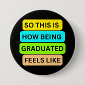 Schwarze runde Taste SO_THIS_IS_HOW_BEING_GRADUTED Button (Vorderseite)