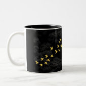 Schwarze Schablonenfigur Muster Tasse | Lustig Min (Links)