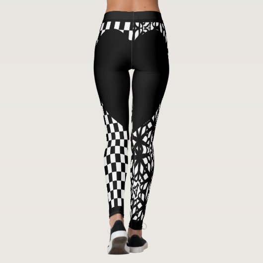 Schwarze Schachbretter und Spitzenherz Leggings (Rückseite)