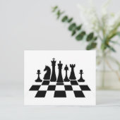 Schwarze Schachfiguren auf einem Schachbrett Postkarte (Stehend Vorderseite)