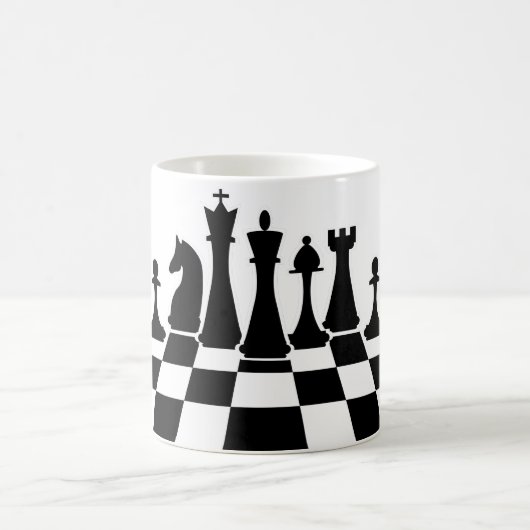 Schwarze Schachstücke auf dem Schachbrett Kaffeetasse (Mittel)